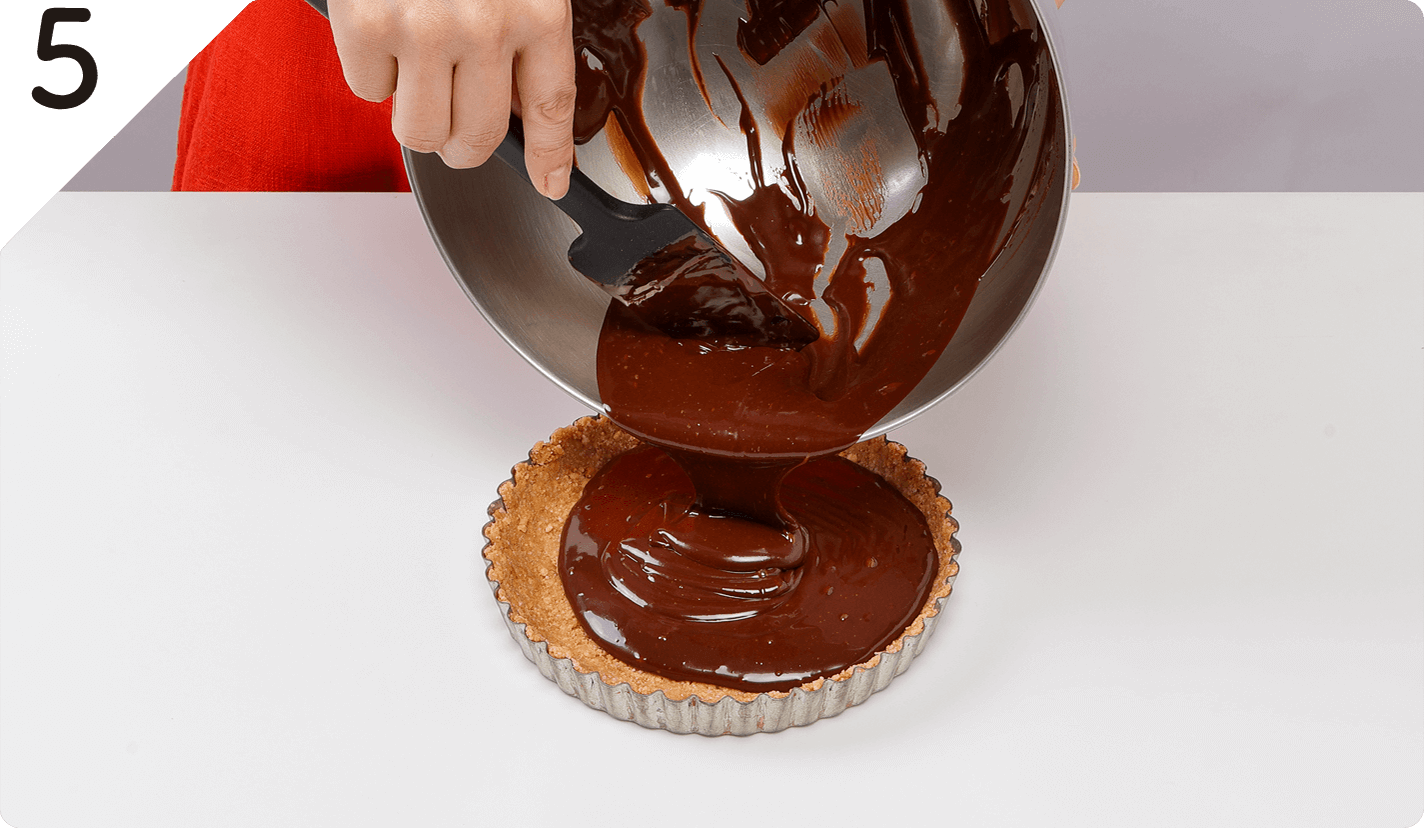 バターを加えて混ぜ、❷に流し冷蔵庫で約２時間冷やし固める。