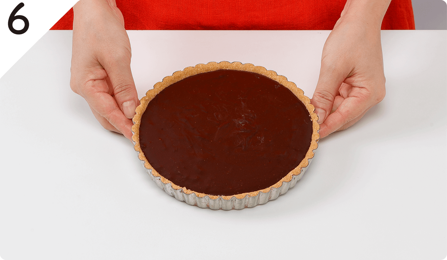 お好みでココアパウダーをふり、型から外す。