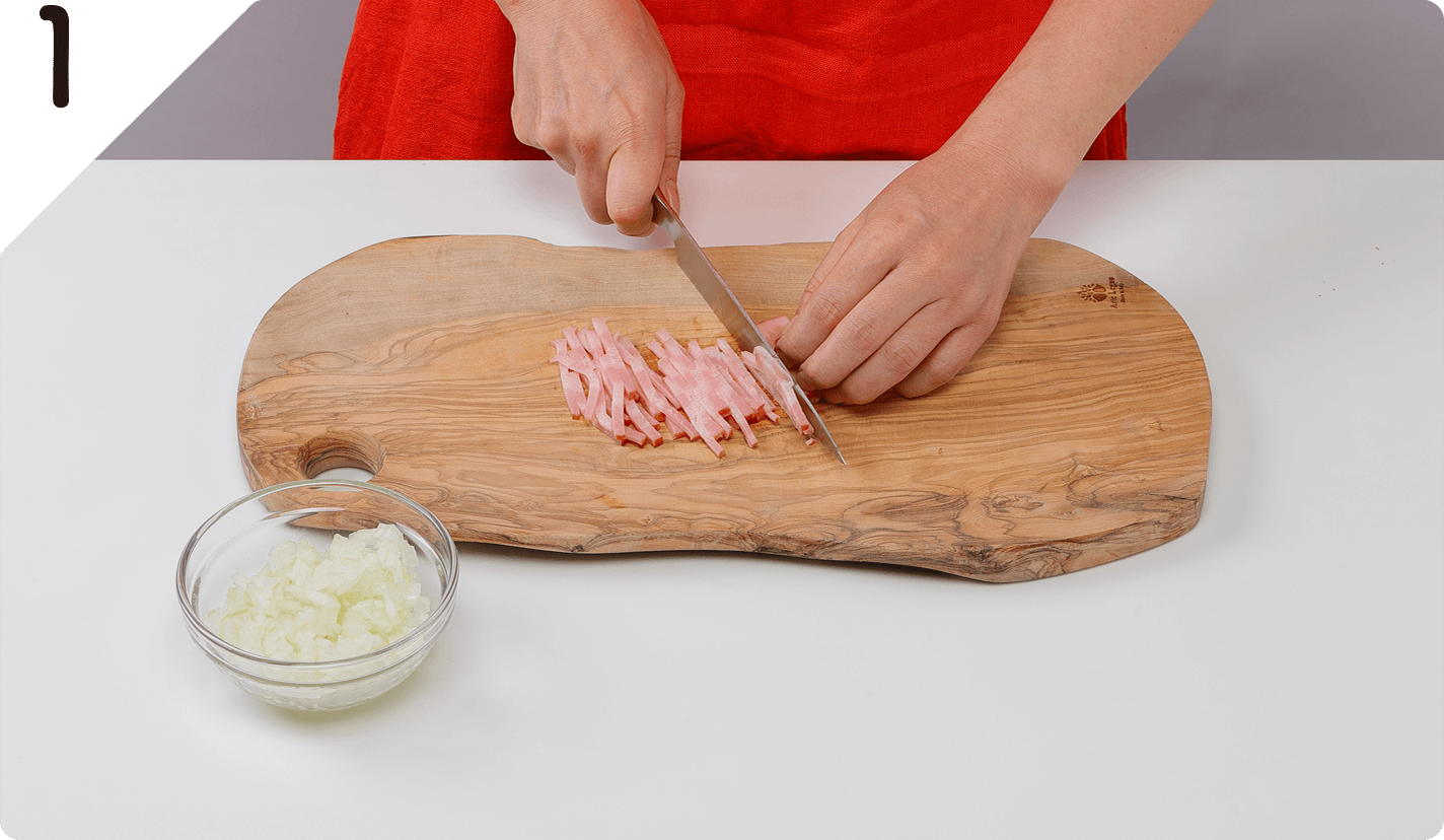 玉ねぎはみじん切りにする。ベーコンは細切りにする。
