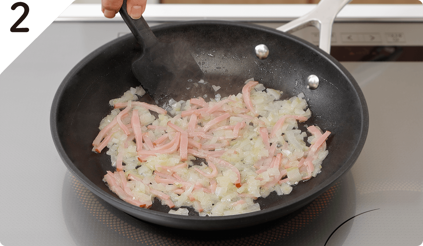 フライパンにバターを中火で熱し、玉ねぎをしんなりするまで炒め、ベーコンを加えてさっと炒める。