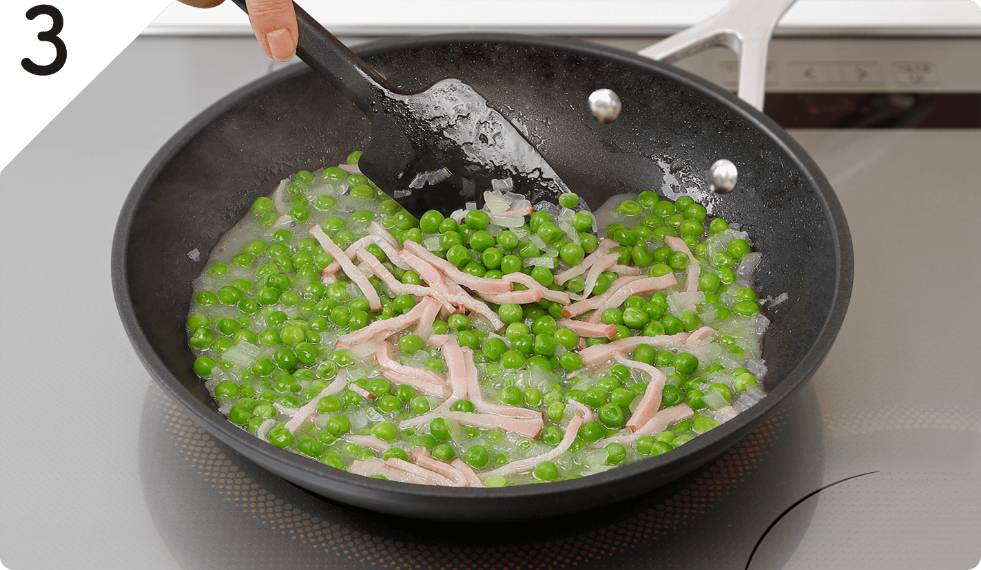 グリンピース、水を加えて、やわらかくなるまで約５分煮て、塩で味をととのえ、フライパンから取り出す。