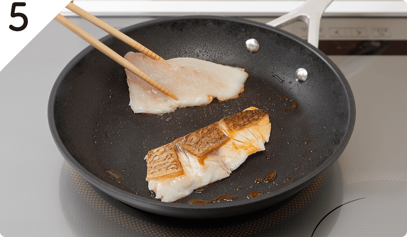 フライパンにオリーブオイルを中火で熱し、魚の皮目に焼き色がついたらひっくり返して、火が通ったら取り出す。