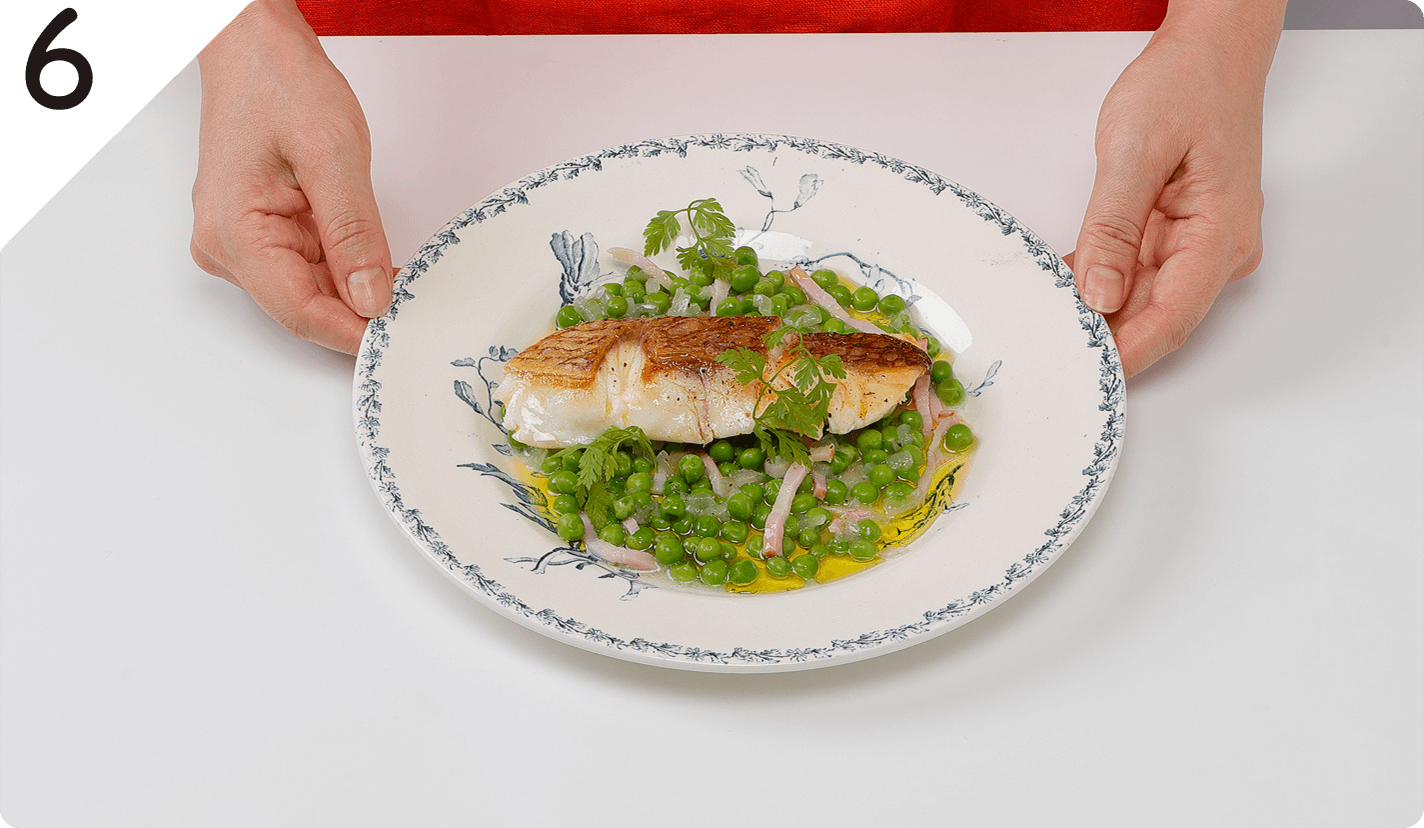 皿に❸、❺を盛り付けて、こしょうをふる。お好みでオリーブオイル(分量外)を回しかける。