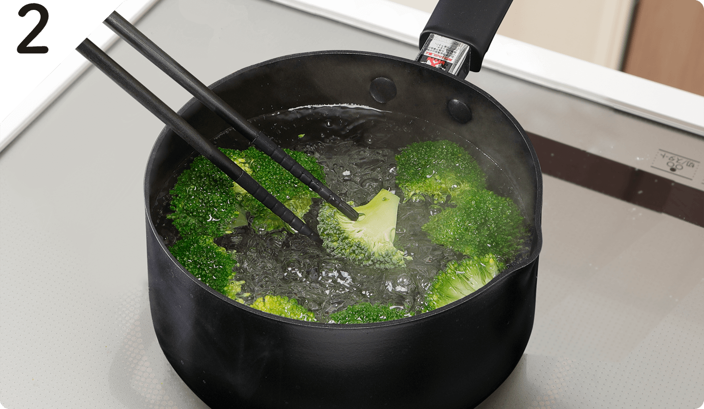 ブロッコリーは小房に分けて茹で、冷水で粗熱をとって水気を切る。