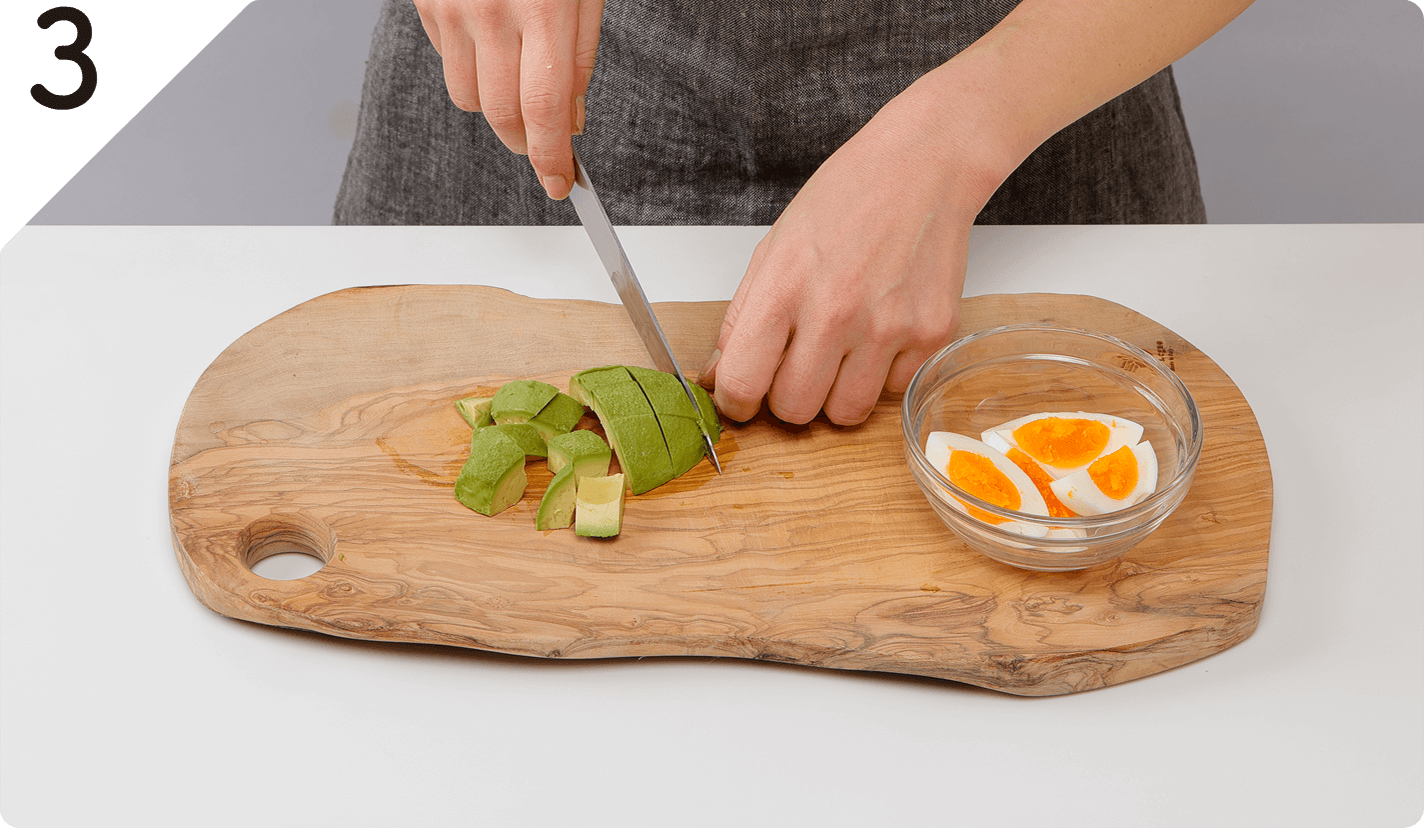 アボカドは、ひと口大に切ってレモン汁をかける。ゆで卵は4等分に切る。