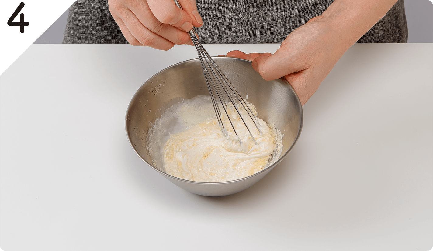 ボウルにドレッシングの材料をすべて入れて混ぜ、塩で味をととのえる。