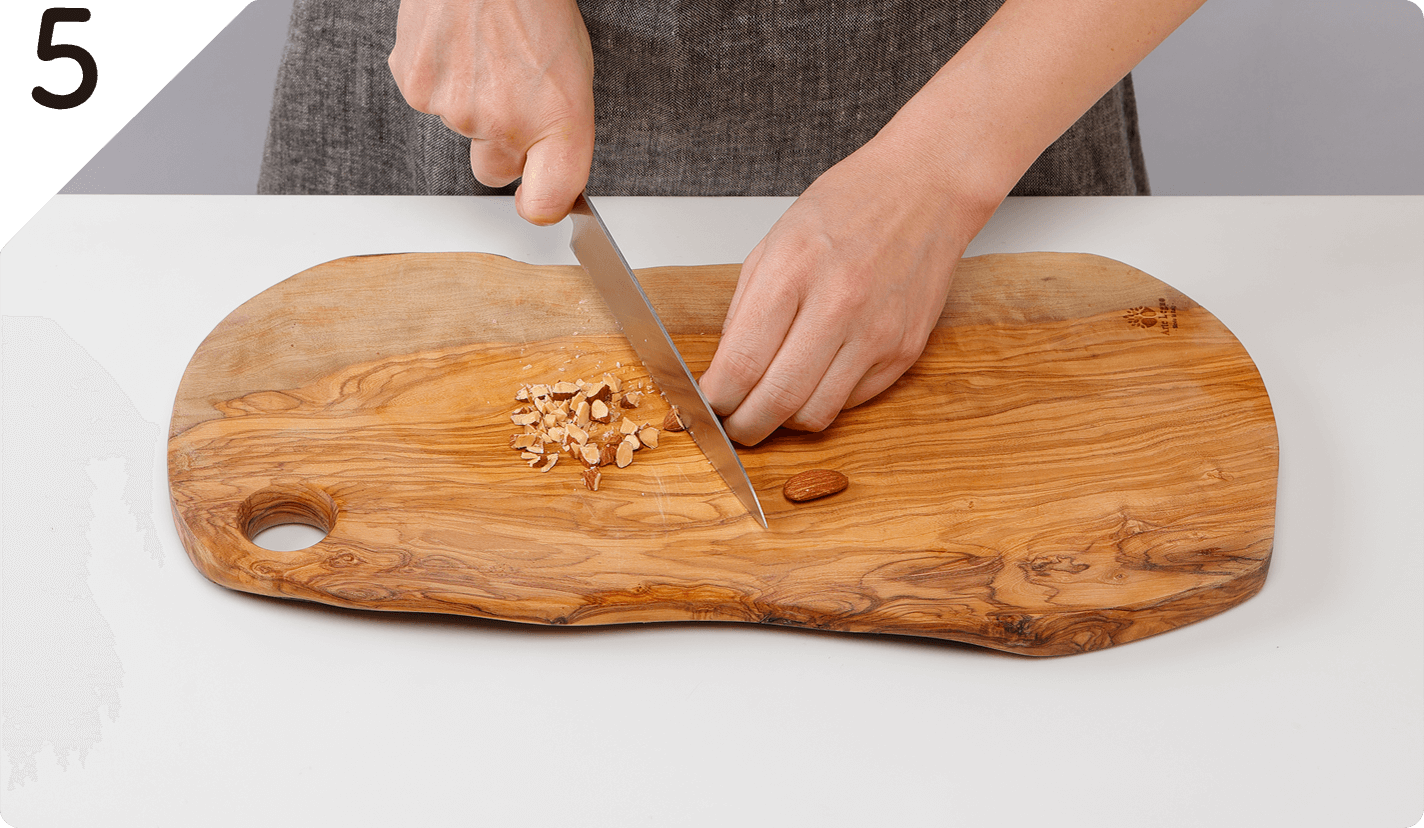 ❶をひと口大に切る。アーモンドはザク切りにする。