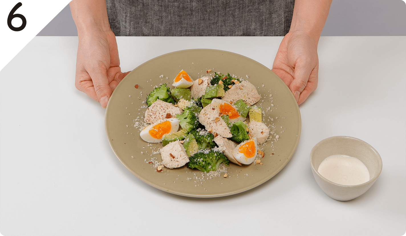 皿に盛り付け、パルメザンチーズ、こしょうをふって、アーモンドを散らす。食べる直前にドレッシングをかける。