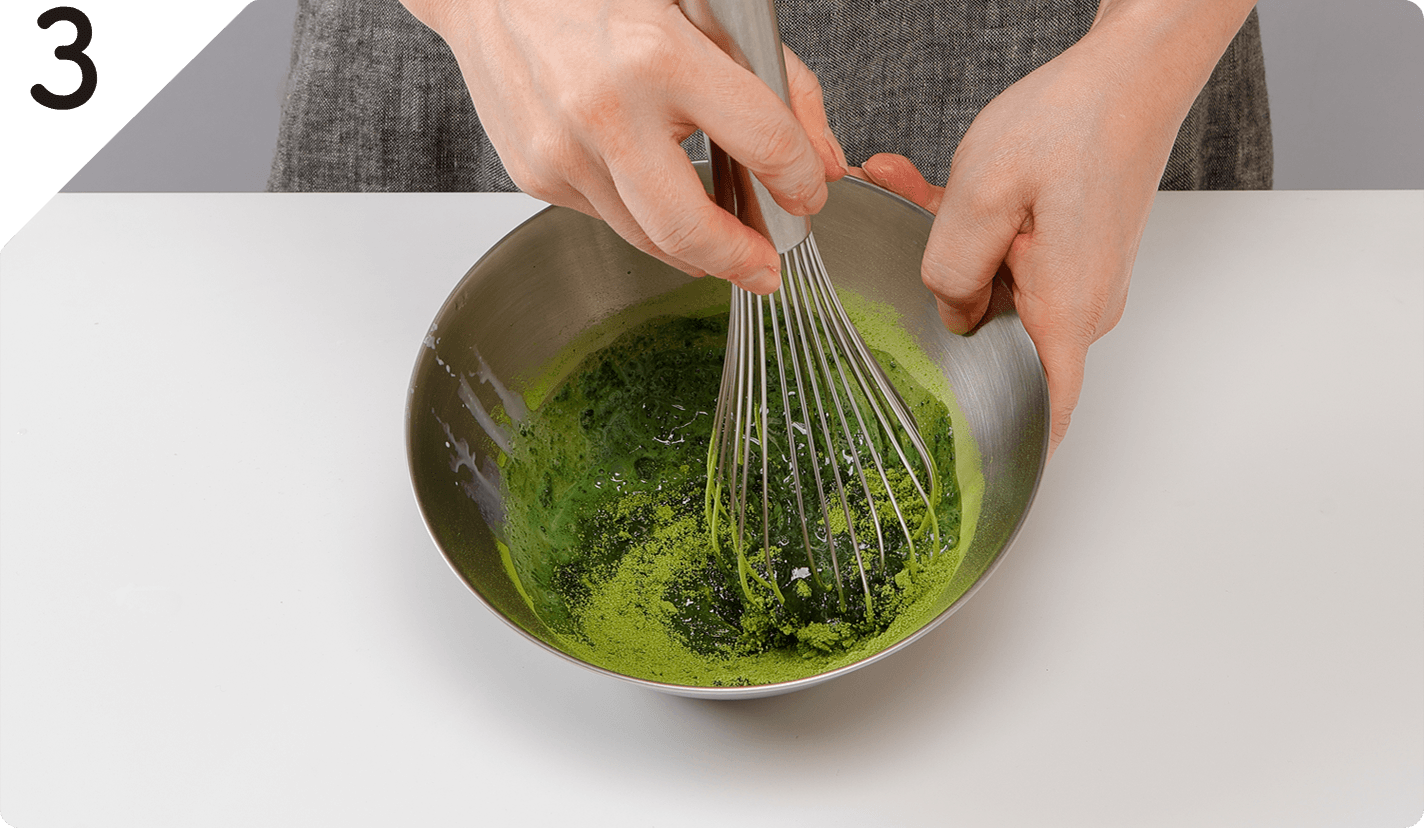 鍋に牛乳を入れて沸騰直前まで温め、❷に少しずつ加え混ぜる。 熱いうちに❶を加えて溶かす。