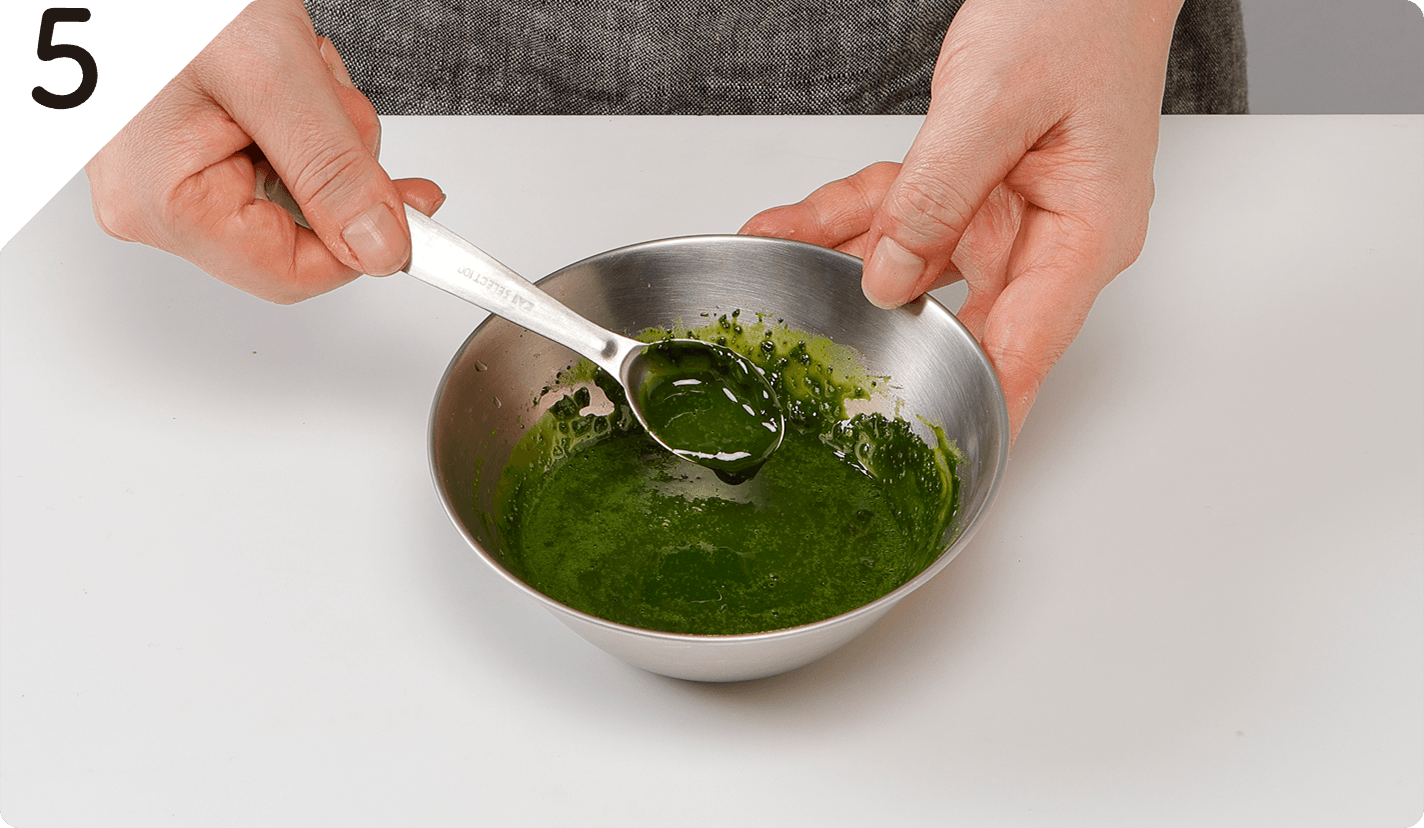 抹茶ソースをつくる。ボウルに抹茶と砂糖を入れて混ぜ合わせ、熱湯を少量ずつ加え混ぜて冷ます。