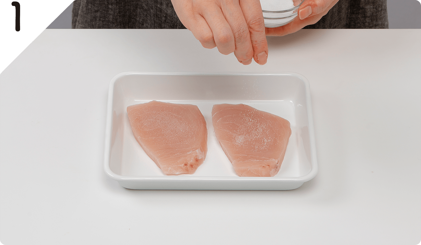 メカジキに塩をふり、5分置いて水気を拭き取る。