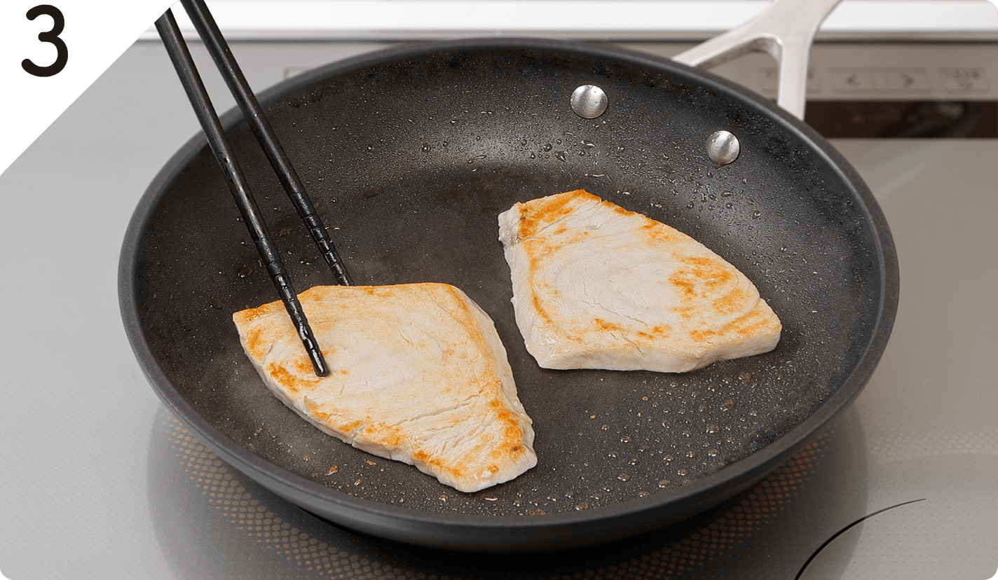 フライパンにオリーブオイル(小さじ1)を中火で熱し、メカジキの両面に焼き色をつけて取り出す。