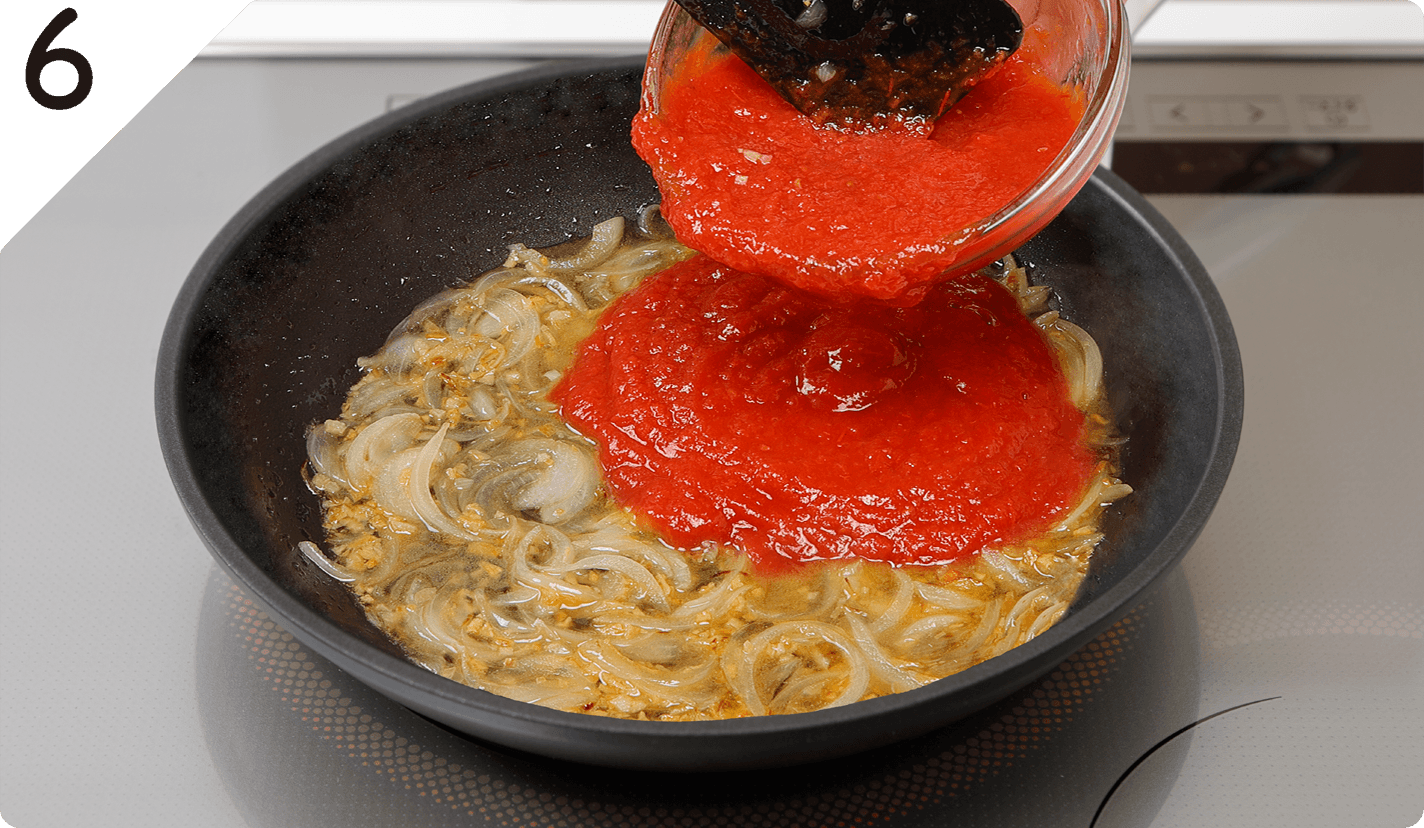 白ワイン、トマト缶を加えて約5分煮込む。