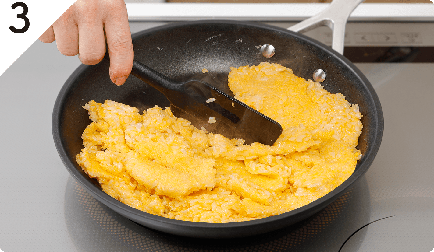 フライパンにごま油を強火で熱し、❷を広げ入れる。軽く焼き色がついたら、上下を返して、パラパラになるまで炒める。