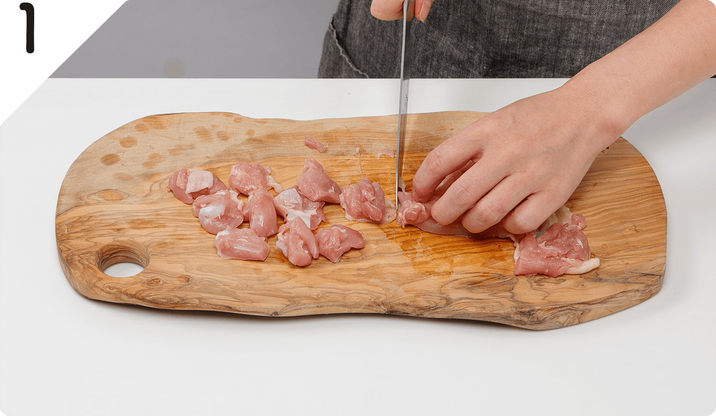 鶏もも肉は2cm角に切る。長ねぎは1.5cm幅の斜め切りにする。