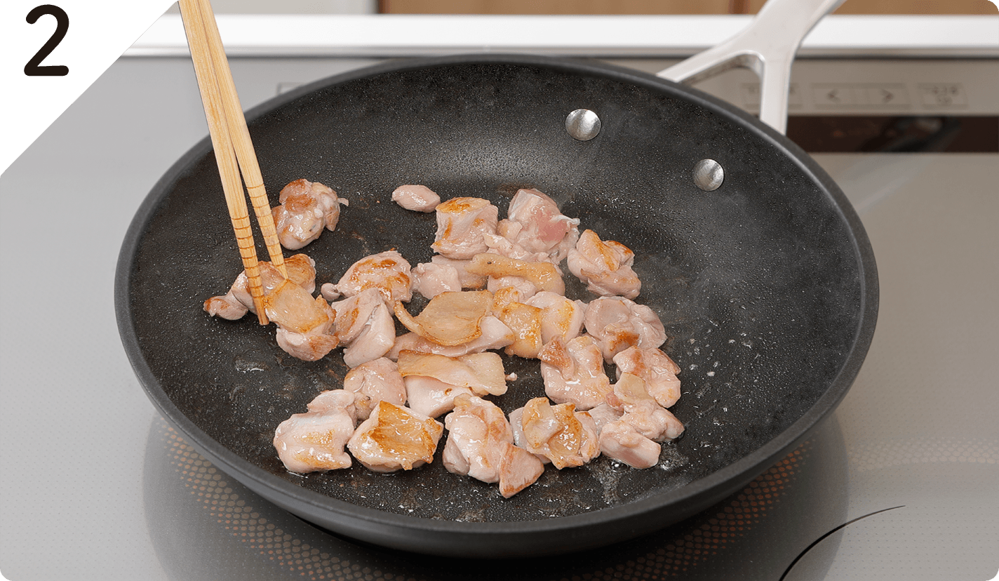フライパンにごま油を中火で熱し、長ねぎを入れて全体に焼き色がついたら取り出す。続けて鶏もも肉を皮目から焼き、両面に焼き色がついたら取り出す。