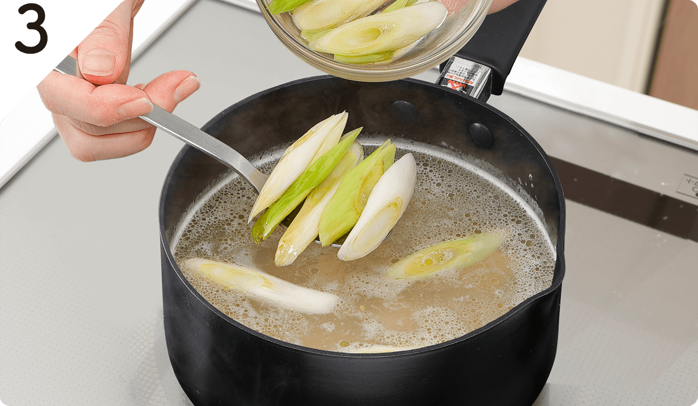 鍋につゆの材料を入れて、ひと煮立ちしたら塩で味をととのえる。❷を加えて火を止める。