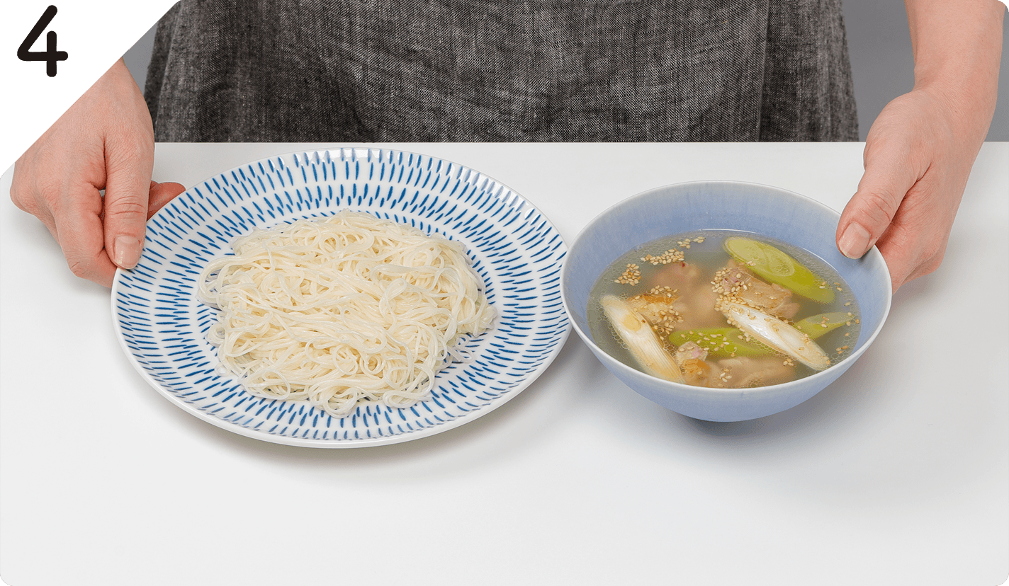 そうめんは袋の表示時間通りに茹で、水洗いして水気を切って皿に盛り付ける。別の器に❸を入れて、こしょうをふる。