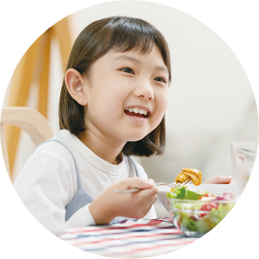 子供が食事をする様子