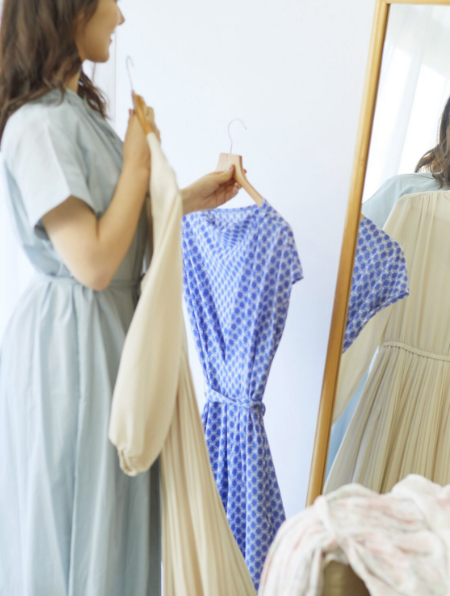 服を選んでいる