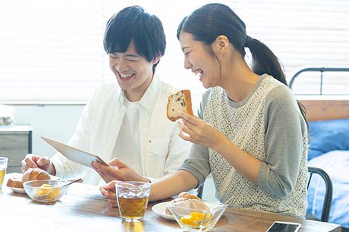 タブレットを使用する夫婦