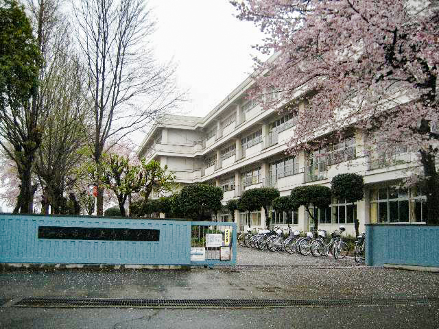 深谷市立上柴中学校まで約500m　徒歩10分以内で行けるので、朝の支度にも余裕ができますね。