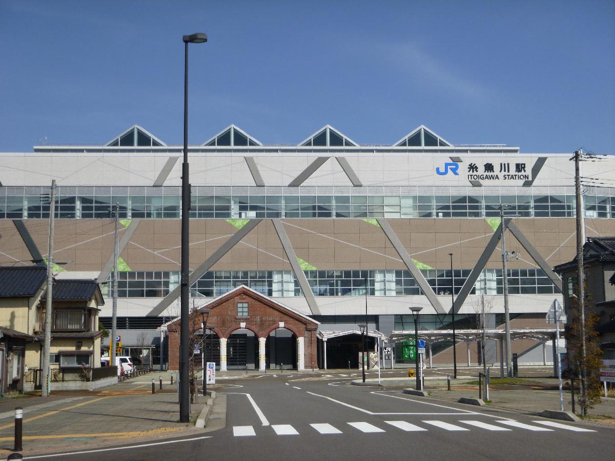 糸魚川市中央 土地 越後ときめき鉄道・北陸新幹線「糸魚川駅」まで約370m（徒歩5分）　JR西日本の北陸新幹線、大糸線とえちごトキめき鉄道の日本海ひすいラインが乗り入れています。◆日本海口（北口）は駅前広場が整備され、路線バスの発着点となっています。◆アルプス口（南口）周辺は住宅地となっています。市役所へはこちら側が至近です。