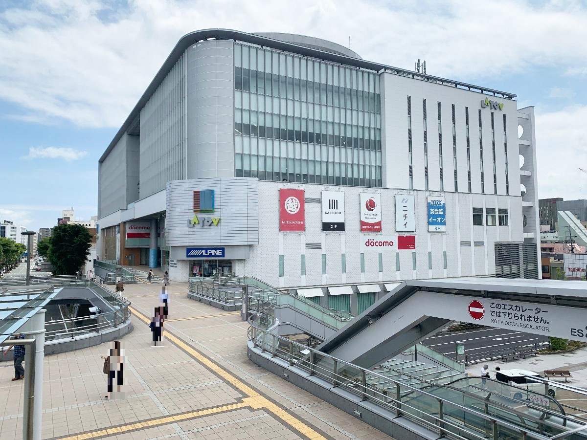 ラトブまで約1.3km～1.5km（徒歩17分～19分）　ファッション、美容、医療、食料、ホビー、カルチャー、レストラン、カフェ、公共施設、多彩なショップが入店している駅前ビル。400台の駐車場があり、ゆっくりとお買い物やお食事やイベントが楽しめる、老若男女いわき市民憩いの場となるランドマークです。