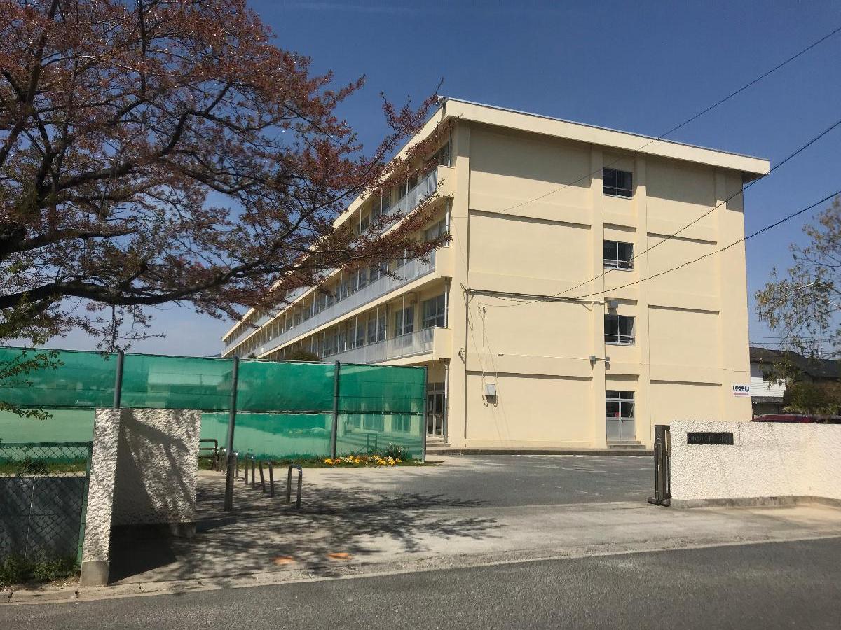 いわき市平幕ノ内 土地 いわき市立平第二小学校まで約750m～860m（徒歩10分～11分）　「あいさつ、靴をそろえる、背筋を伸ばす」で気張れ、梅香健児！PTA主催の7月盆踊り、9月健やか教室、11月秋祭りなどがあり地域密着の豊かな教育活動に取り組んでいます。