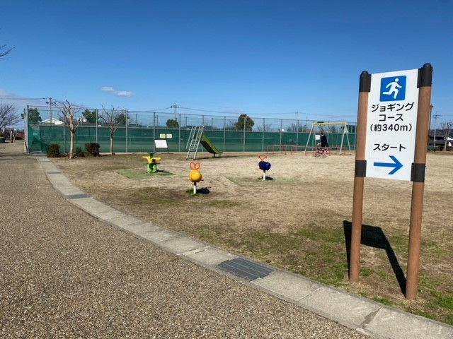 トリヴェール和泉 4期 戸建 和泉市立くすのき公園テニスコートまで 約168m 徒歩約2分のところに大きな公園があります。休日にお子様とゆっくりすごせる場所です♪