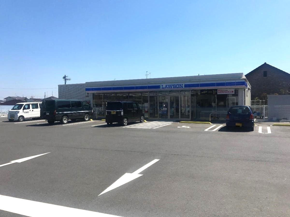 ローソン 伊達保原十二丁目店まで約190m（徒歩3分）　コンビ二が近い事は、何よりも便利かもしれません。駐車場も広い為、ゆったりとご利用が頂けます。