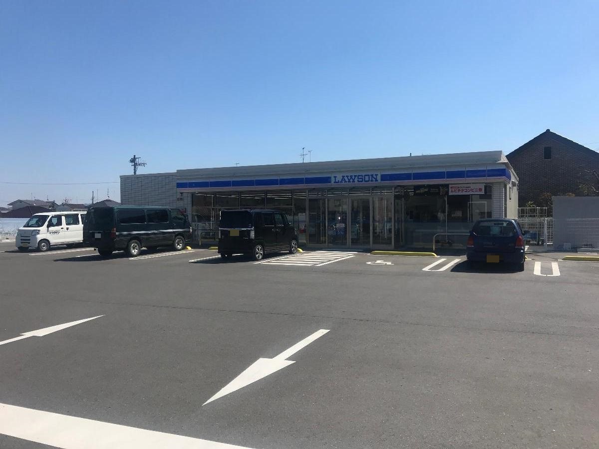 ローソン 伊達保原十二丁目店まで約175m（徒歩3分）　24時間営業なので、いつでも買い物にすぐ行けて便利です。