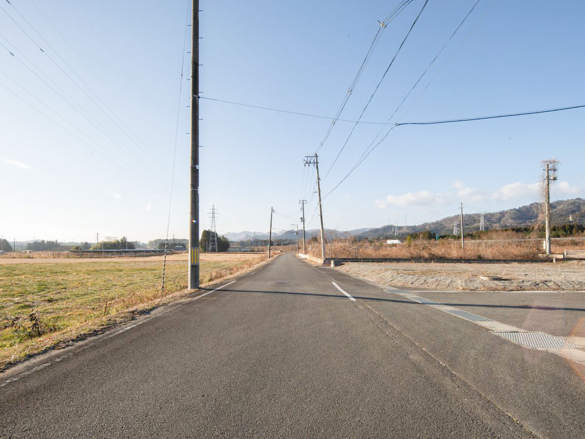 南東側の道路です。　