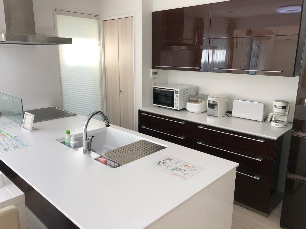 水戸市笠原２期 モデルハウス 区画番号No.１ 作業スペースが豊富なワイドキッチンを採用。大容量のカップボードも完備。