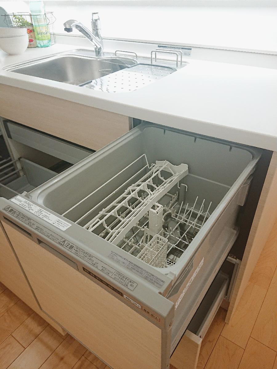 5人分の食器を一度に洗える食器洗い乾燥機。60℃の熱湯洗浄で、除菌効果もあります。