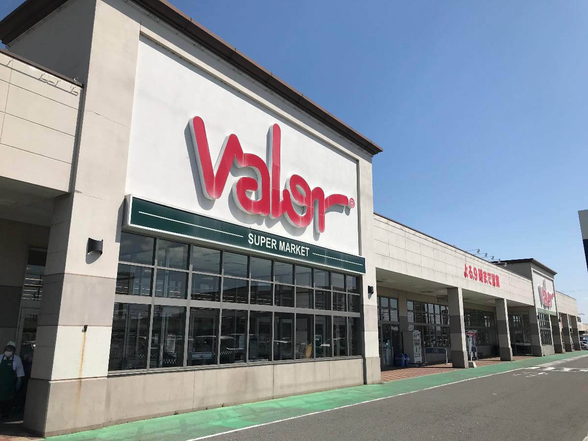 バロー垂井店まで約1.2km（徒歩15分）　営業時間10：00～20：00　近くには飲食店や書店、薬局、衣料品店も揃っており、お買い物に便利です。