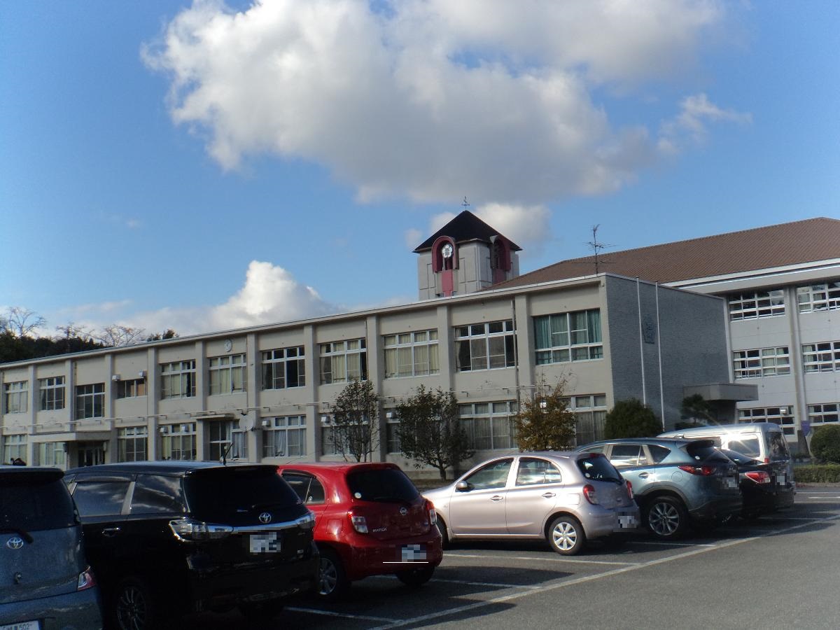 土岐市立西陵中学校まで約1.3km（徒歩17分）　「自立自尊」を教育目標に掲げる穏やかな学校です。