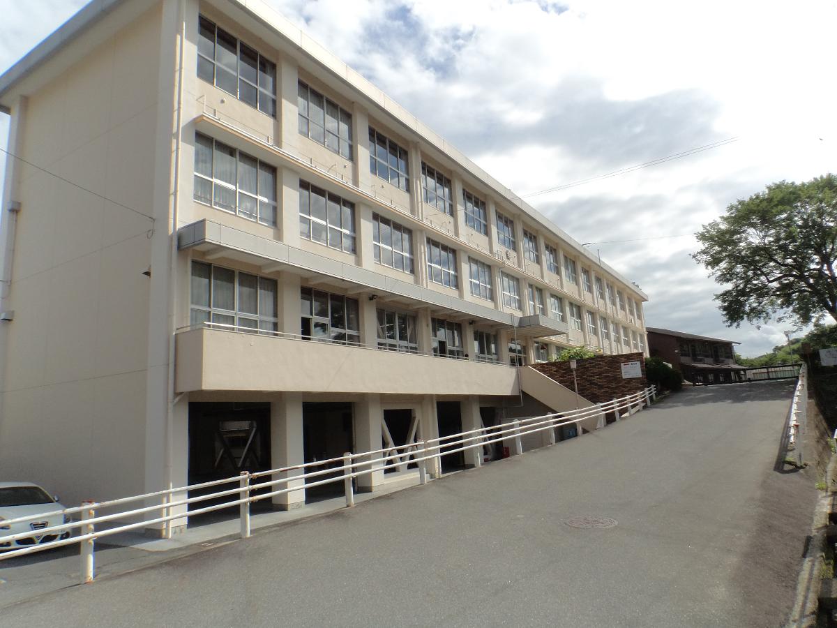 土岐市立妻木小学校まで約200m（徒歩3分）　生徒密着の小学校です。子どもたちも広い敷地内で、のびのびと過ごしています。