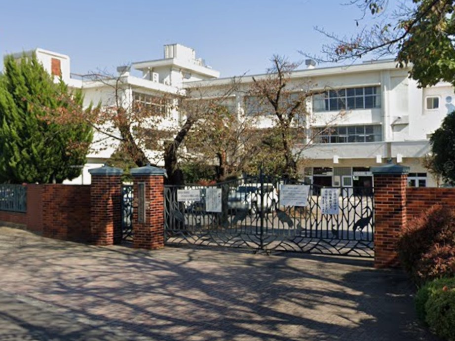 鶴ヶ島市立鶴ヶ島第一小学校まで約400m（徒歩5分）　全校生徒458名(2025年度)の小学校です。
小学校が近いと登下校も安心ですね！