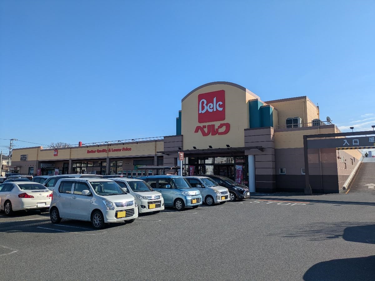 ベルク　すねおり店まで約750m（徒歩10分）　営業時間：9:00～24:00、施設内にクリーニング屋さんも併設されております。
オリジナルブランド商品もあります！