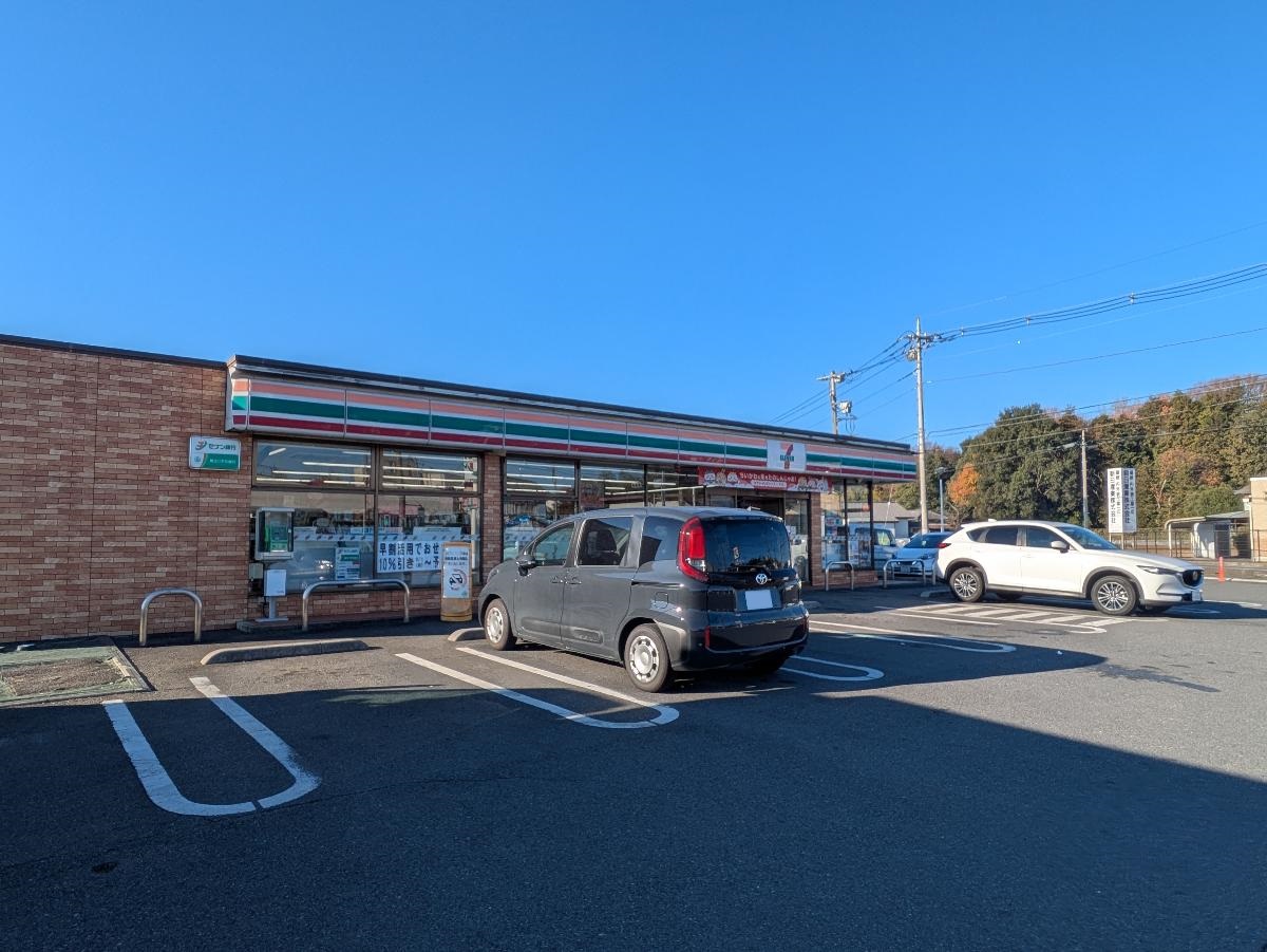 セブン-イレブン 鶴ヶ島高倉店まで約830m（徒歩11分）　24時間営業のコンビニエンスストアです。