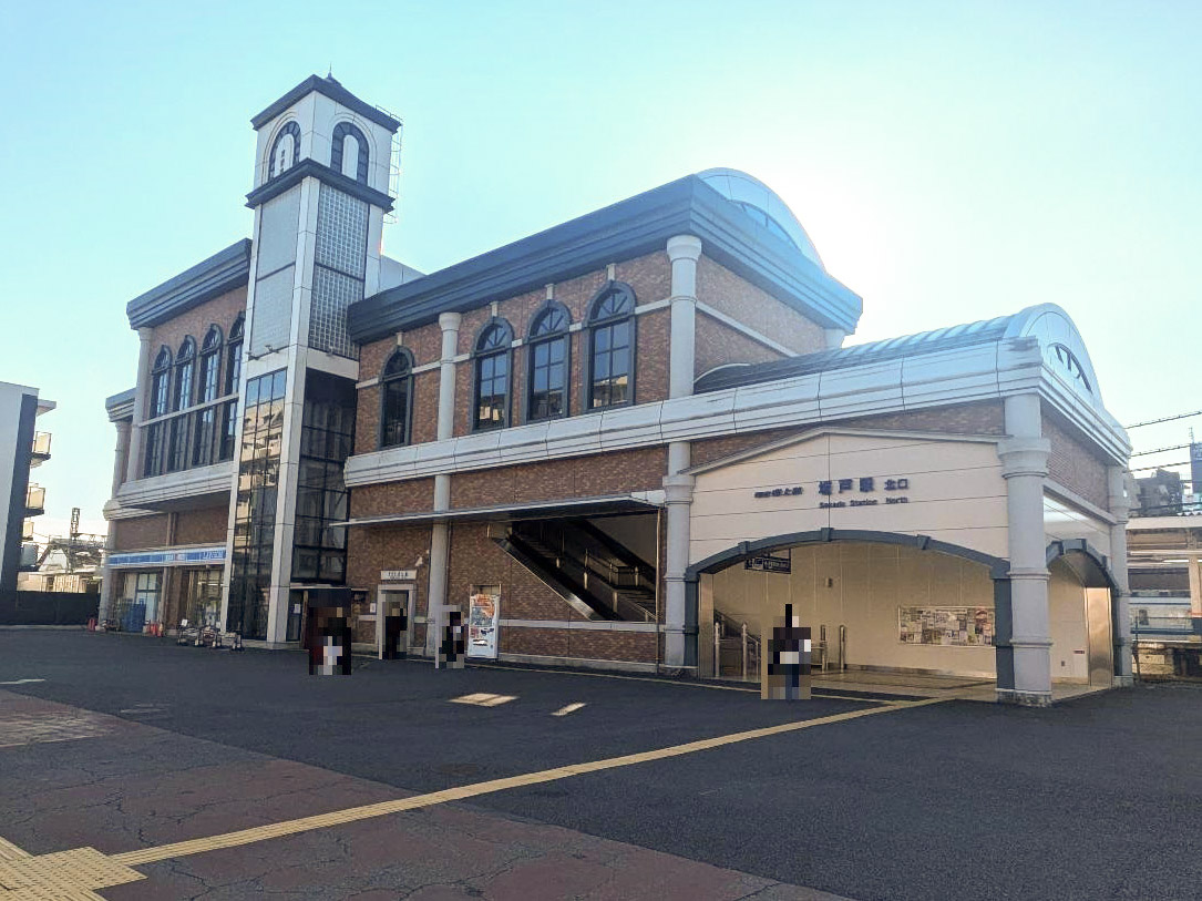 東武鉄道　坂戸駅まで約2.3km（車で約7分）　坂戸駅から池袋駅まで急行で約57分前後です。急行・準急・快速急行・川越特急など全て停まります。駅前はコンビニなどもあり便利です。