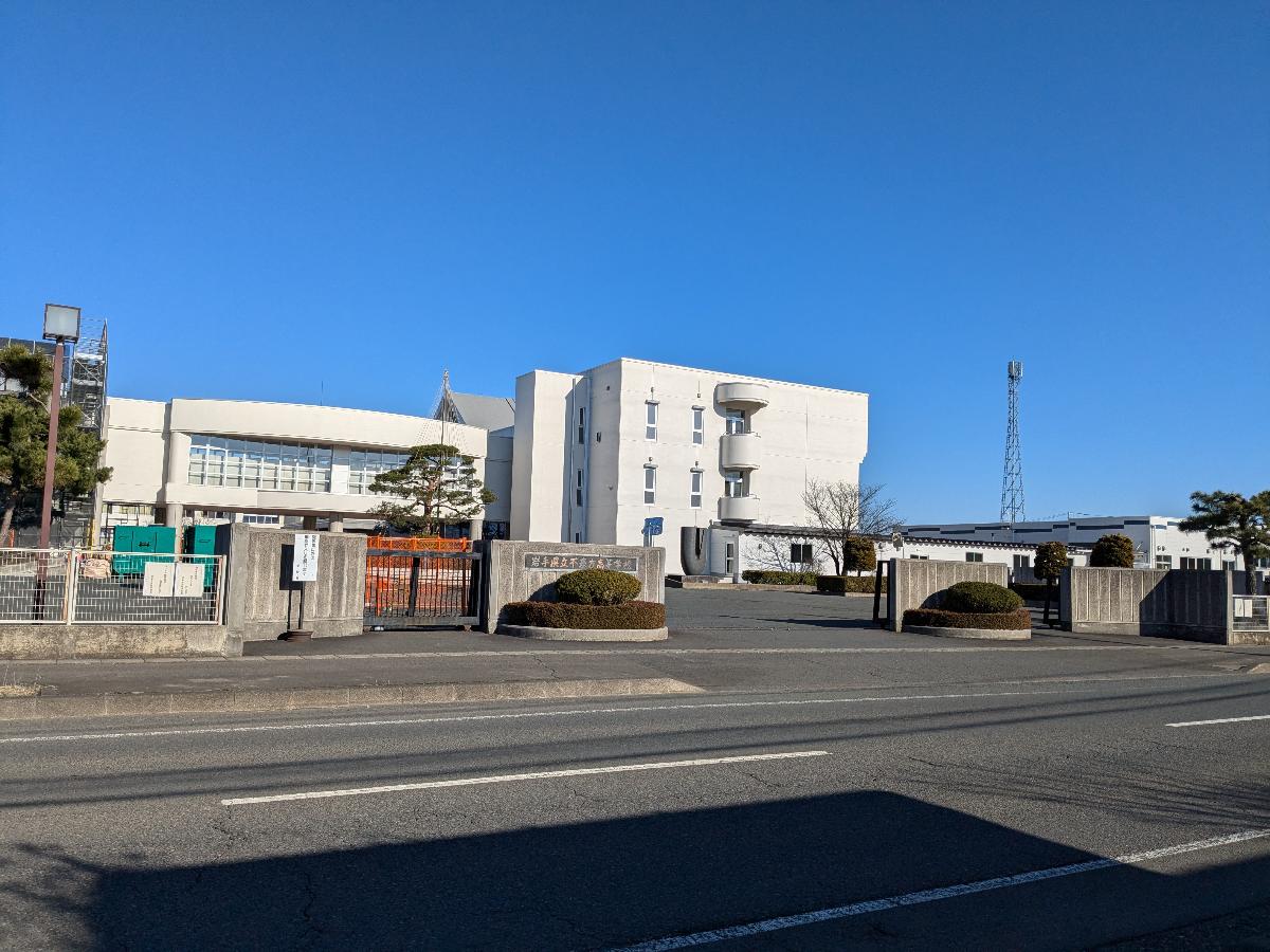 県立不来方高等学校まで約400m（徒歩5分）　分譲地の隣にあるため毎日の通学が安心です！