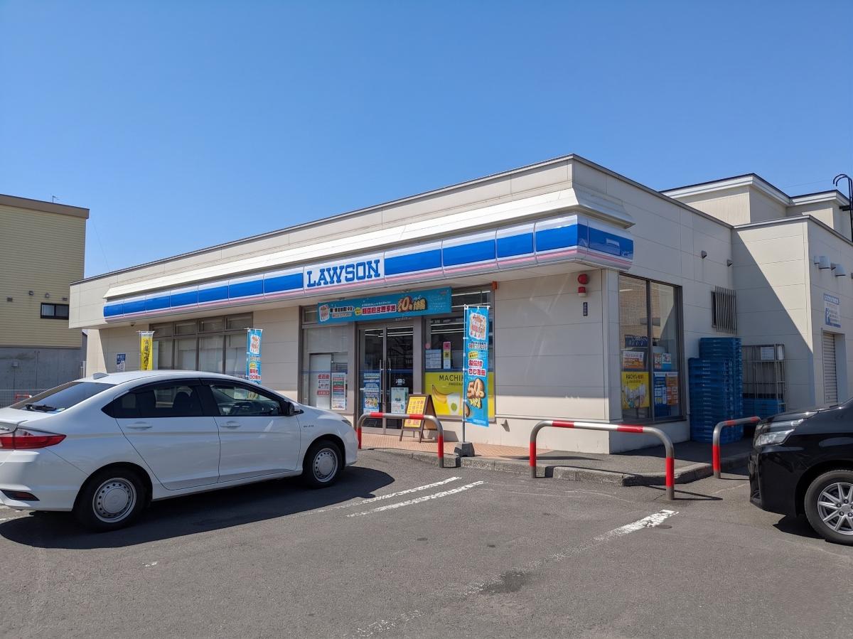 ローソン　札幌屯田4条店まで約665m（徒歩9分）　お弁当やマチカフェ、スイーツなどの様々な商品を販売しています。24時間営業で、夜間や早朝の買い物にも頼れる身近なコンビニです。