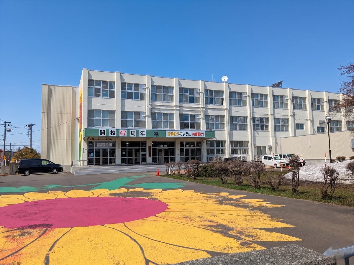 屯田南小学校まで約615m（徒歩8分）　学校周辺には公園(屯田みずほ東公園 小学校から約400m)や緑地(創成川緑地 小学校から約850m)があり、緑のある環境で学習やスポーツに励むことができます。