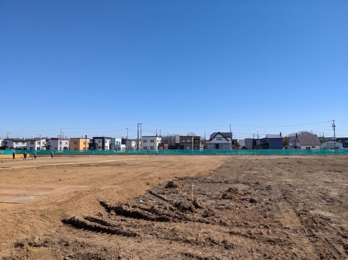 現地は造成工事中です。　
