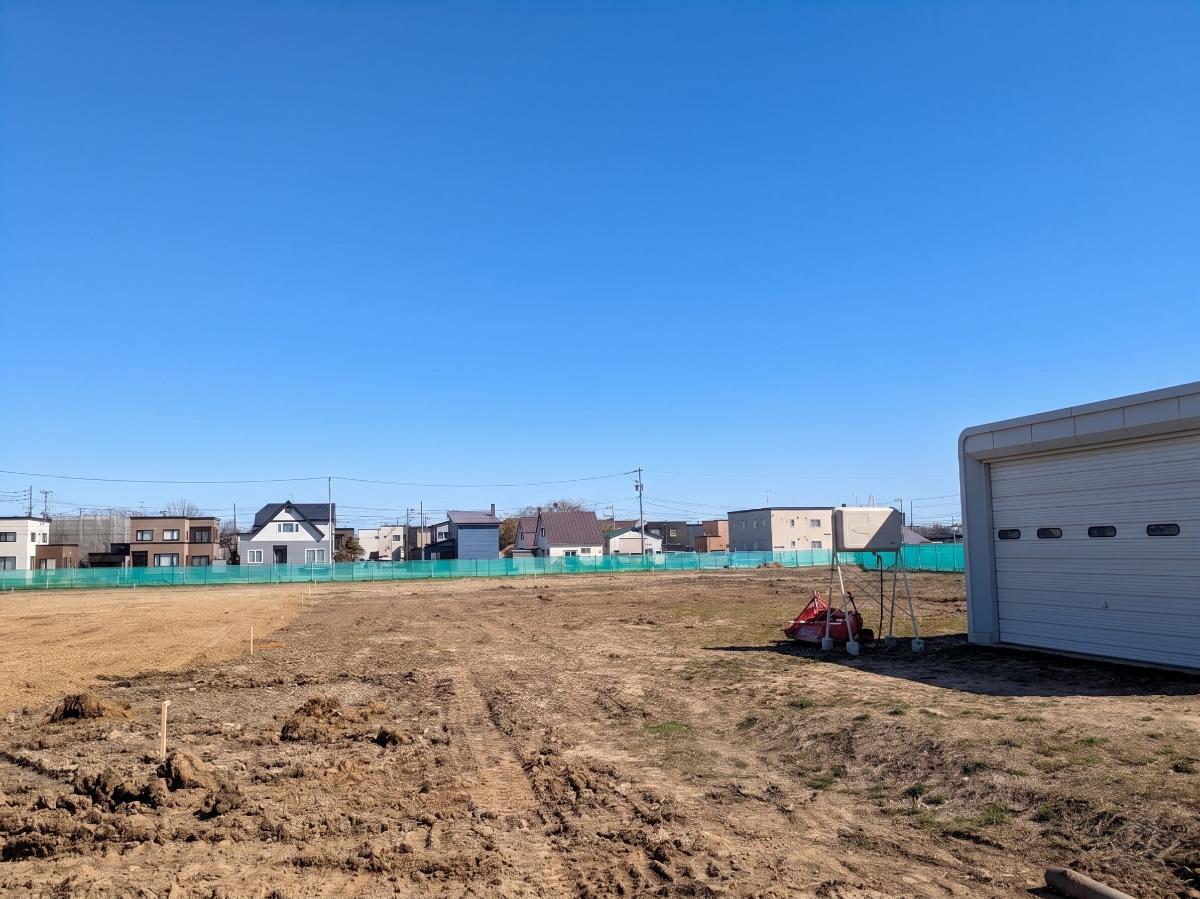 現地は造成工事中です。　
