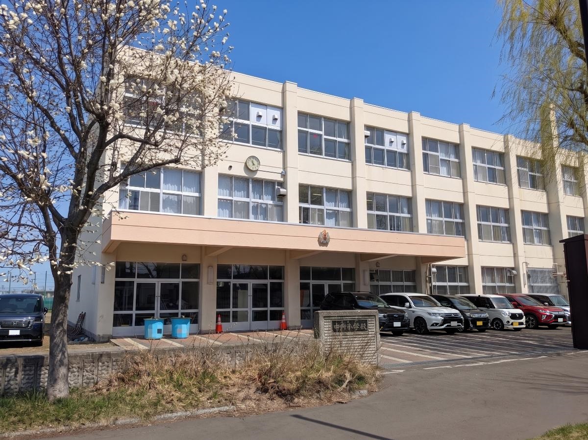 屯田中央中学校まで約715m（徒歩9分）　学校教育目標は「明るい豊かな社会を創造し 人類の平和に貢献することをめざして」です。徒歩10分圏内なので、帰りが遅くなっても安心ですね！