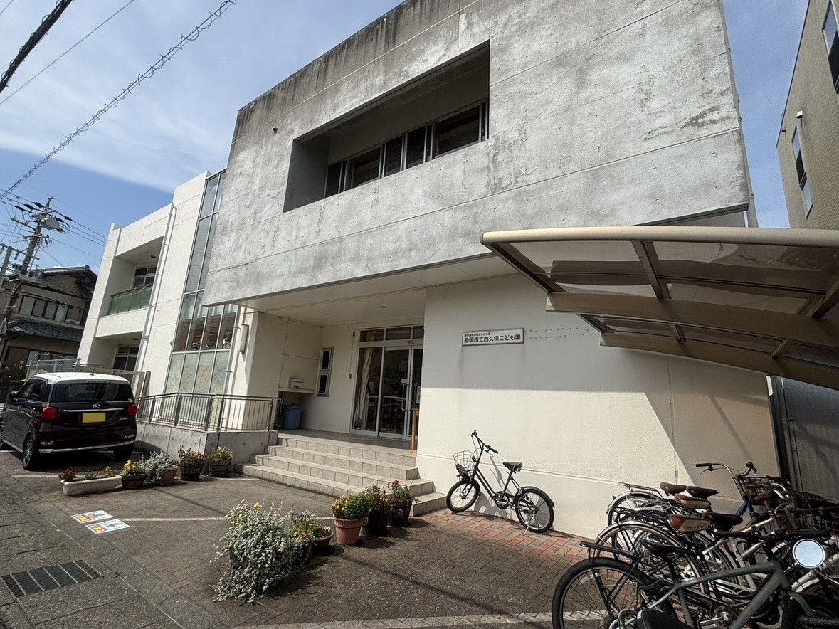 西久保こども園まで約400m（徒歩5分）　子育てファミリーにうれしいポイント
・徒歩すぐのこども園で、送り迎えもスムーズ
・急なお迎えにも対応できる安心の距離感
・朝の時間にゆとりができ、快適な生活を