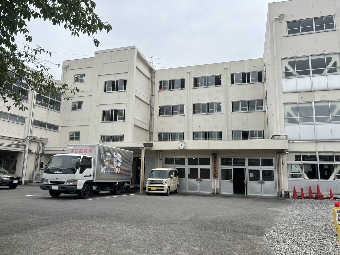 静岡市立清水袖師中学校まで約850m（徒歩11分）　HPより、校訓「自主独立」、学校教育目標「やさしさと思いやりをもち、主体的に働きかける生徒」、重点目標「主体性と協調性の伸長～言葉で伝えよう～」